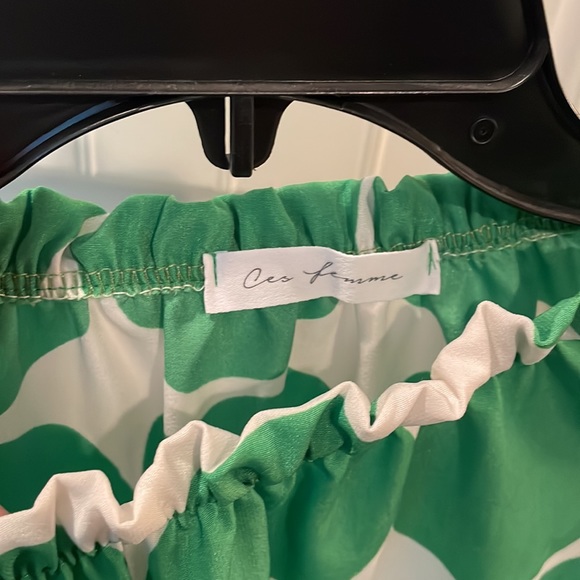 Boutique ruffle sleeve top - Picture 2 of 2